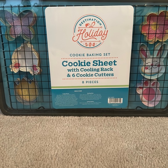 Cookie sheet with cooling rack and 6 cookie spring cutters - Picture 1 of 2